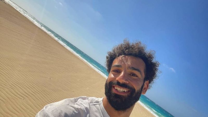 محمد صلاح يقضي إجازته في الغردقة ويغازل جماهيره بصورة على شاطئ البحر