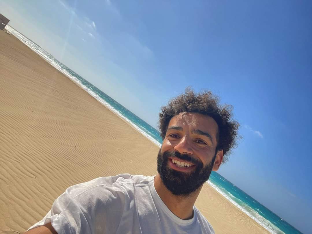 محمد صلاح يقضي إجازته في الغردقة ويغازل جماهيره بصورة على شاطئ البحر