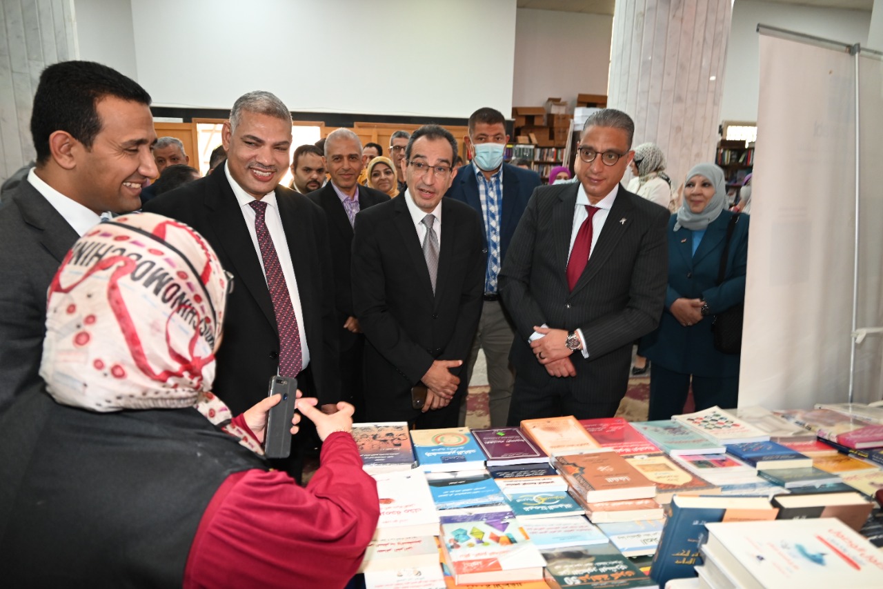 جامعة الفيوم: محافظ الفيوم ورئيس الجامعة يفتتحان الدورة السابعة لمعرض الكتاب بالمكتبة المركزية