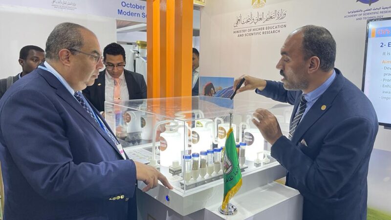 رائد المناخ لقمة COP27 ومحافظ جنوب سيناء يزوران جناح جامعة القاهرة بالمنطقة الخضراء بشرم الشيخ