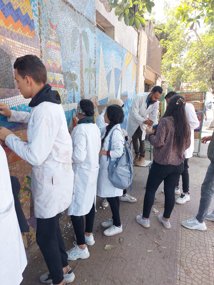 يقوم طلاب كلية الآثار جامعة أسوان:  بأعمال الترميم والصيانة للجداريات الفنان وفيق المنذر