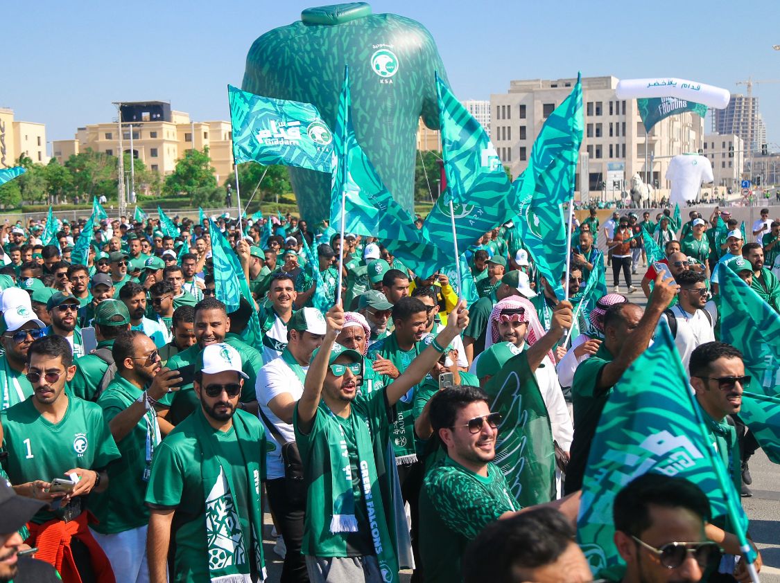 جمهور المنتخب السعودي ينظم مسيرته الأولى «فوق هام السحب» في كأس العالم ٢٠٢٢