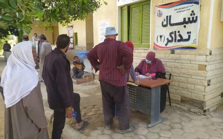 الكشف علي ٣٠٣ مواطنا وإحالة ٦ لإجراء عمليات جراحية في قافلة طبية بالوادي الجديد 