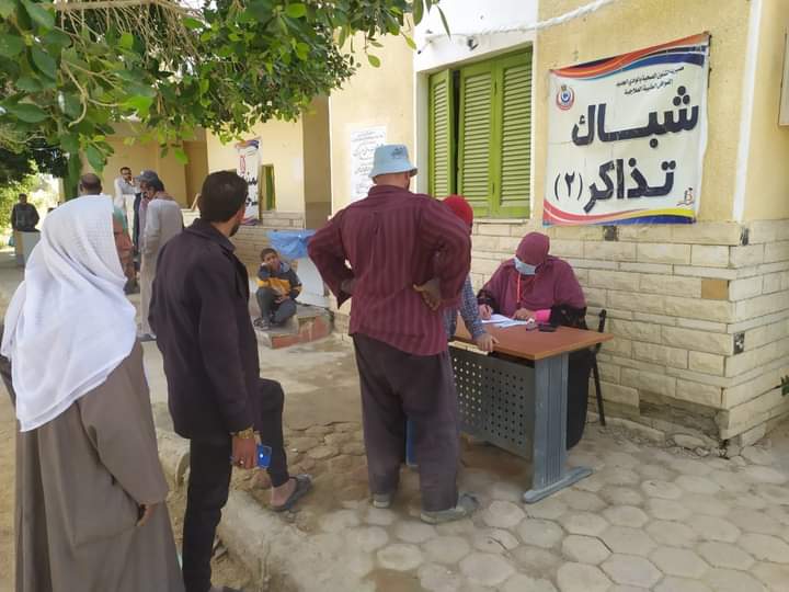 الكشف علي ٣٠٣ مواطنا وإحالة ٦ لإجراء عمليات جراحية في قافلة طبية بالوادي الجديد 