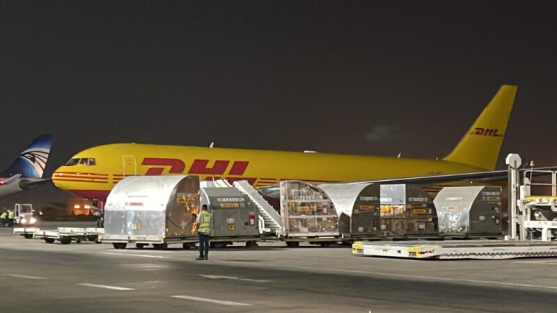 مصر للطيران للشحن الجوي تتعاقد مع شركة DHL Aviation من خلال مجمع بضائع مصر للطيران بالقاهرة. 