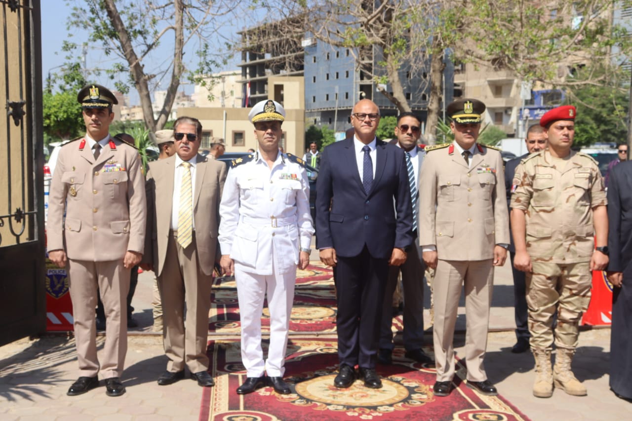 بمناسبة الذكرى ال ٥١ لإحتفالات اكتوبر المجيده..محافظ القليوبية يضع أكليل من الزهور علي النصب التذكاري لشهداء أكتوبر